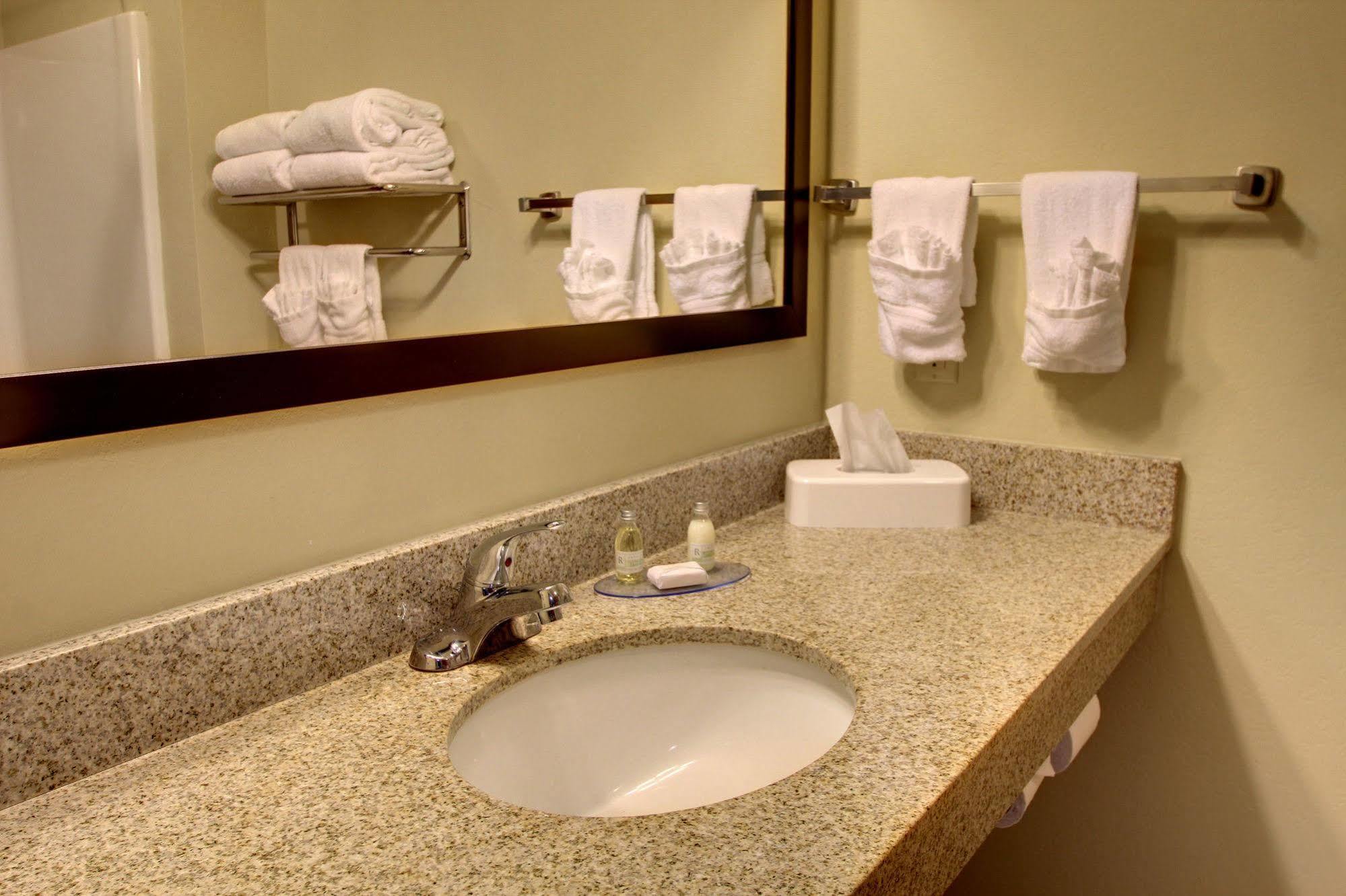 Cobblestone Inn & Suites - Hartington Ngoại thất bức ảnh