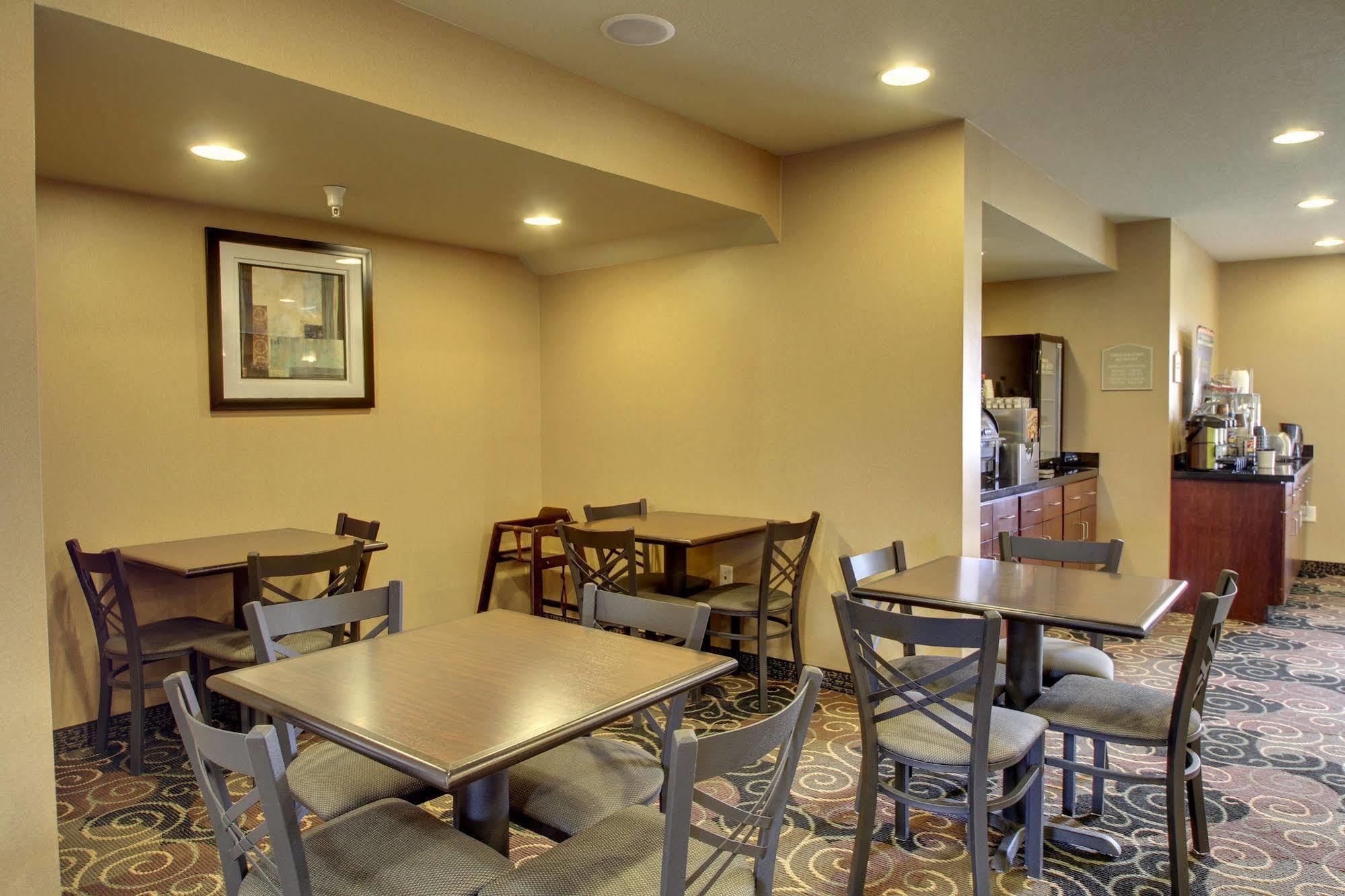 Cobblestone Inn & Suites - Hartington Ngoại thất bức ảnh